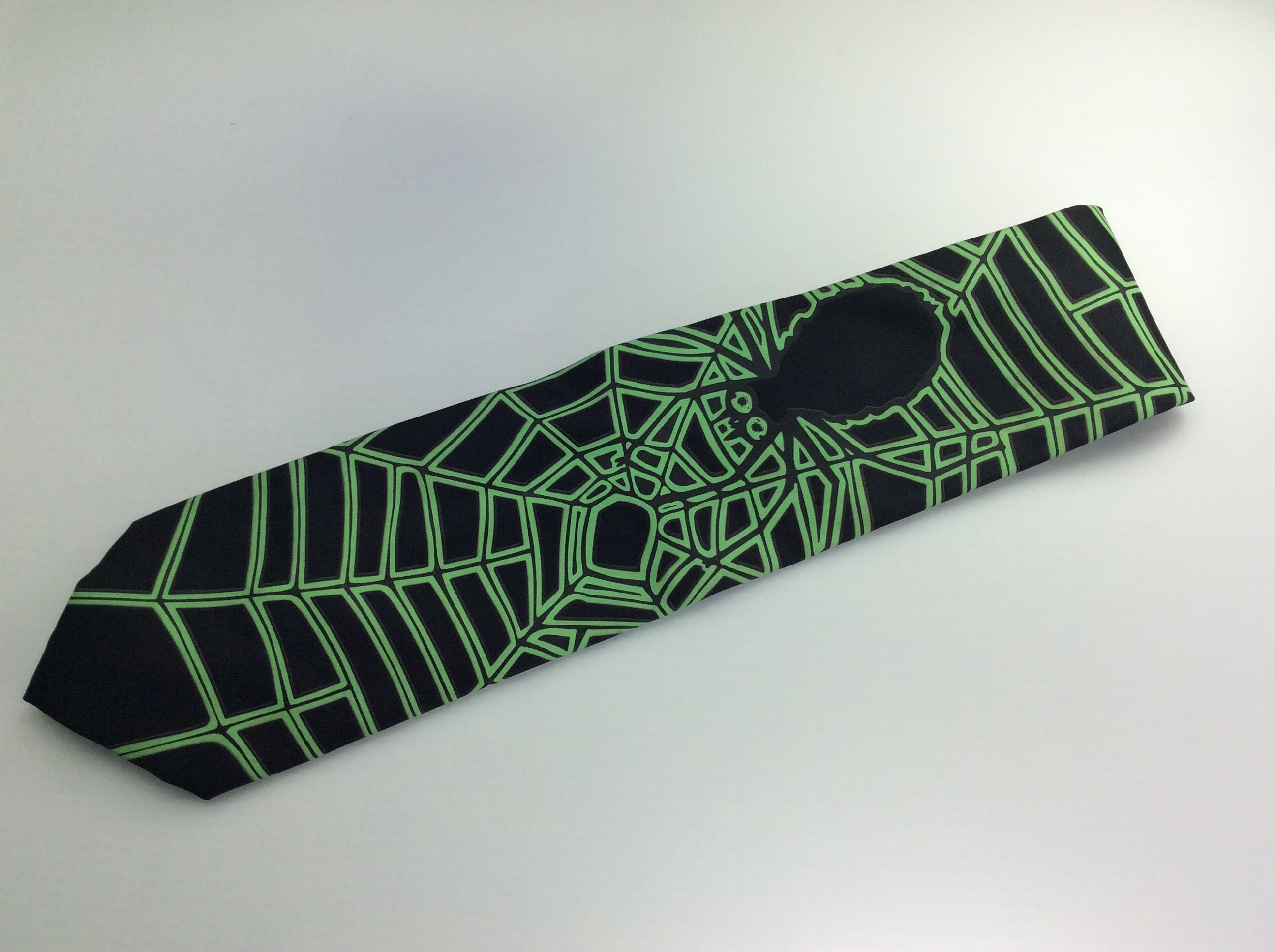 Vintage Ralph Marlin Co Men's Necktie Spider & Web Design Black Green 1998 56" Total Length New Old Stock
